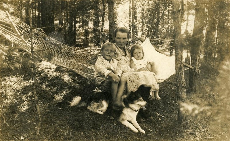 KKE 4174-47.jpg - Genowefa  Zabagońska z dziećmi Eugeniuszem i Aleksandrą